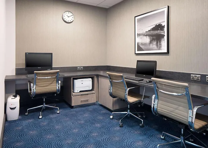 Hilton Garden Centre מלון